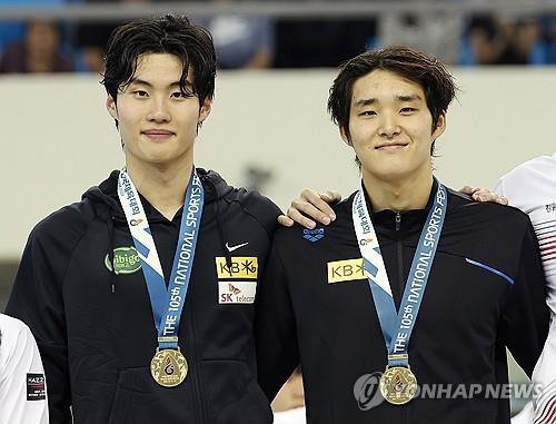 전국체전 계영 금메달을 합작한 황선우(왼쪽)와 김우민 [연합뉴스 자료사진]