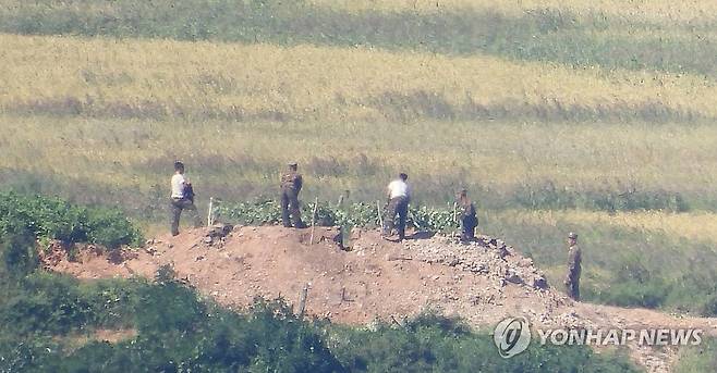 작업하는 북한 군인들 (인천=연합뉴스) 임순석 기자 = 23일 오후 인천 강화군 강화평화전망대에서 바라본 북한 황해도 개풍군 해안 철책 인근에서 북한 군인들이 작업을 하고 있다. 2024.9.23 soonseok02@yna.co.kr