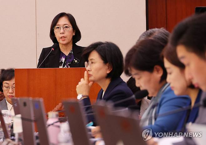 현안보고하는 신영숙 장관 직무대행 (서울=연합뉴스) 한종찬 기자 = 신영숙 여성가족부 장관 직무대행이 30일 오전 서울 국회에서 열린 여성가족위원회 국정감사에서 발언하고 있다. 2024.10.30 saba@yna.co.kr