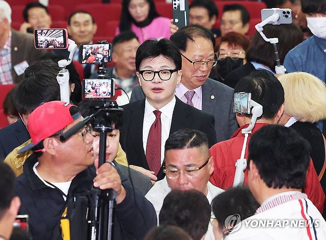 입장하는 한동훈 대표 (화성=연합뉴스) 홍기원 기자 = 국민의힘 한동훈 대표가 30일 오후 경기도 화성시 정남면 YBM연수원에서 열린 '2024 국민의힘 서울ㆍ인천ㆍ경기 기초의원 연수'에 입장하고 있다. 2024.10.30 xanadu@yna.co.kr