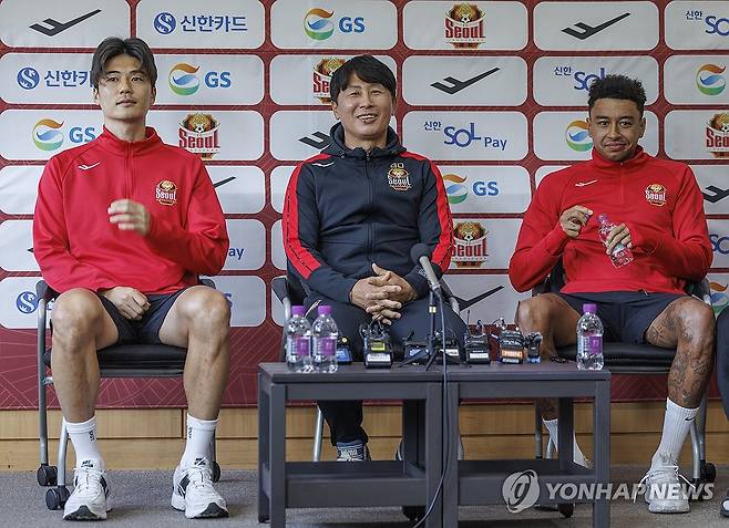 상위 스플릿 순위 경쟁 중인 FC 서울 미디어데이 (구리=연합뉴스) 황광모 기자 = K리그1 상위 스플릿에서 순위 경쟁 중인 FC 서울의 김기동 감독(가운데)과 주장 기성용과 공격수 제시 린가드가 30일 오후 경기 구리시 GS챔피언스파크에서 열린 미디어데이에 참석해 이번 주말 열릴 포항과의 경기에 대한 출사표를 말하고 있다. 2024.10.30 hkmpooh@yna.co.kr