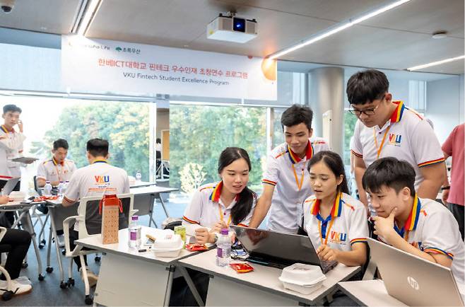 베트남 한베ICT대학교의 연수단 학생들이 한화생명의 기업 연수원 ‘라이프파크’에서 핀테크 아이디어 경진대회 의견을 나누고 있다. 사진=한화생명 제공