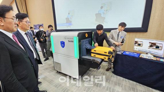 31일 서울 강남구 한국과학기술회관에서 열린 과학기술정보통신부와 관세청의 ‘첨단기술을 활용한 관세 현장 맞춤형 연구·개발 성과 시연 및 업무협약(MOU)’식에서 유상임(맨 왼쪽) 과기정통부 장관과 고광효(왼쪽 두번째) 관세청장이 한국원자력연구원 주관 ‘소형화물 검색용 복합 엑스레이(X-Ray) 장비’ 시연을 살펴보며 이병노 한국원자력연구원 선임연구원의 설명을 듣고 있다.(사진=김범준 기자)