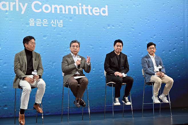 31일 현대 모터스튜디오 고양에서 진행된 ‘Clearly Committed: 올곧은 신념’ 발표회 현장에서 (왼쪽부터) 김창환 현대자동차 전동화에너지솔루션담당 전무, 장재훈 사장, 이상엽 현대제네시스글로벌디자인담당부사장, 정진환 차량개발2담당 전무가 질의응답을 진행하고 있다.(사진=현대차)