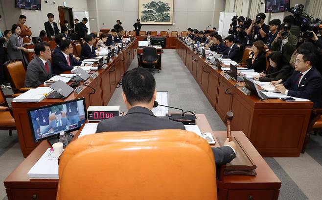 31일 오전 국회에서 열린 국회 운영위원회 전체회의에서 더불어민주당 소속 박찬대 위원장이 의사봉을 두드리고 있다. (사진=연합뉴스)