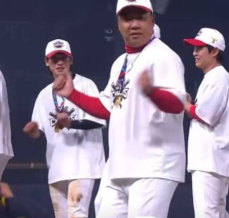 기아 타이거즈 이범호 감독의 우승 후 삐끼삐끼 춤. 사진=티빙 캡처