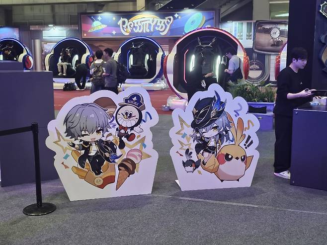 - 미니게임 체험존 대기줄에서 만날 수 있는 개척자