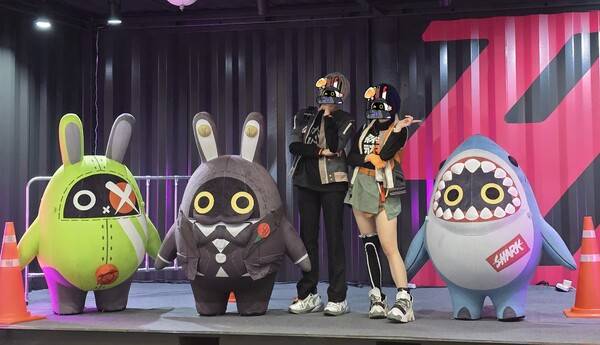 - 방부와 함께 포즈를 취하고 있던 주인공 남매