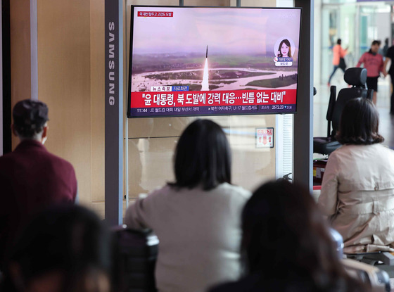 북한이 동해상으로 신형 대륙간탄도미사일(ICBM)을 발사한 31일 오전 서울역 대합실에서 시민들이 관련 방송뉴스를 지켜보고 있다. 〈사진=연합뉴스〉