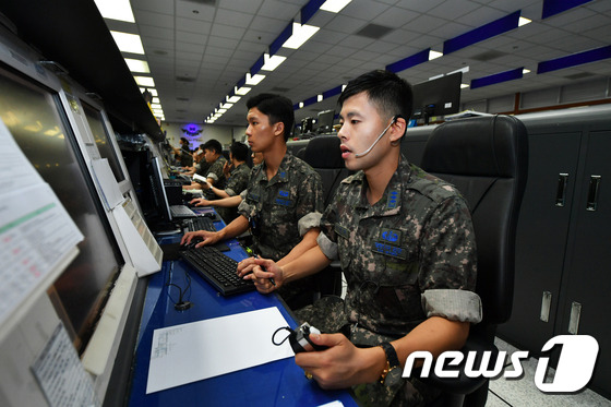 공군 중앙방공관제소(MCRC)에서 임무를 수행하고 있는 병사 자료사진.  / 뉴스1 ⓒ News1 (공군 제공)