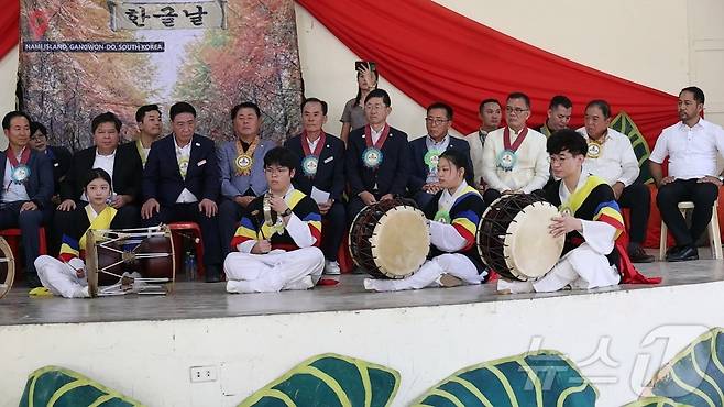 영동군 심천중 학생들이 필리핀 두마게티시 국립고등학교에서 전통 사물놀이 공연을 선보이고 있다. (영동군 제공) /뉴스1