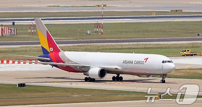 사진은 이날 인천국제공항 활주로에서 이동하는 아시아나항공 화물기. 2024.6.17/뉴스1 ⓒ News1 김진환 기자