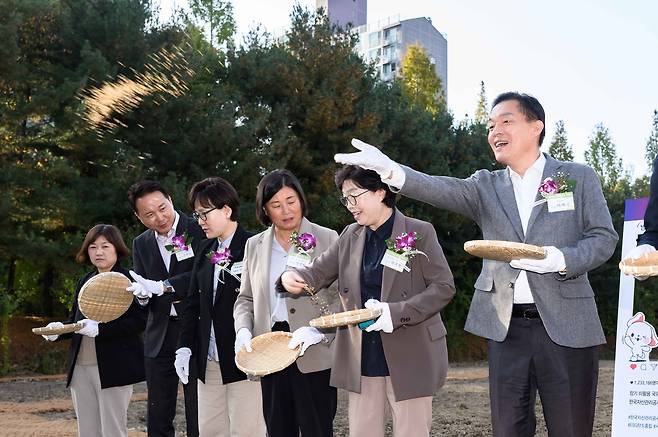 이재준 경기 수원시장(사진 오른쪽)이 장안구 정자동 '청보리밭 둘레길'에서 청보리씨를 뿌리고 있다. (수원시 제공) 2024.10.31/뉴스1