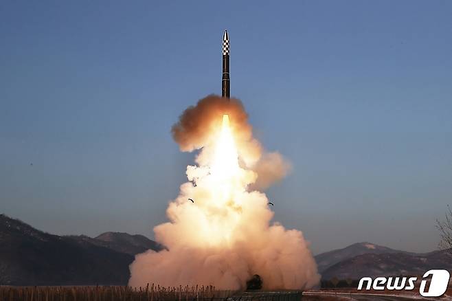 (평양 노동신문=뉴스1) = 북한의 대륙간탄도미사일(ICBM) '화성-18형' 발사 장면. [국내에서만 사용가능. 재배포 금지. DB 금지. For Use Only in the Republic of Korea. Redistribution Prohibited] rodongphoto@news1.kr