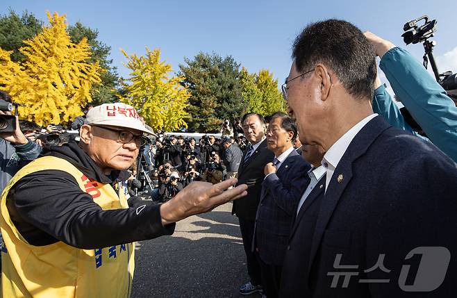 최성룡 납북자피해가족연합회 대표가 31일 오전 경기도 파주시 임진각 내 6·25전쟁납북자기념관 앞에서 대북 전단 살포를 시도하던 중 김경일 파주시장을 비롯한 민주당 의원들과 대화하고 있다. 2024.10.31/뉴스1 ⓒ News1 이재명 기자