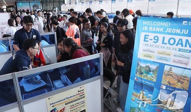 부산 남구 경성대학교 건학기념관 30호관에서 9월 27일 열린 '2024 부산 외국인 유학생 취업박람회'에서 외국인 유학생들이 면접을 보고 있다. /뉴스1 ⓒ News1 윤일지 기자