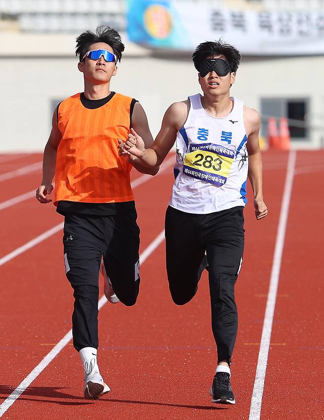 제44회 전국장애인체육대회 신인선수상을 차지한 김초롱 선수(오른쪽) 및 정수효 가이드 경기모습. 사진 | 대한장애인체육회