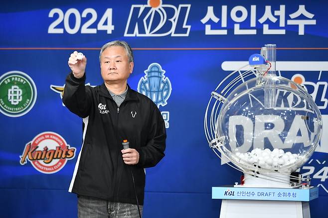 KBL 유재학 경기본부장이 지난 30일 2024 신인 드래프트 추첨식에서 전체 1순위로 안양 정관장이 당첨됐음을 발표하고 있다. 사진 | KBL