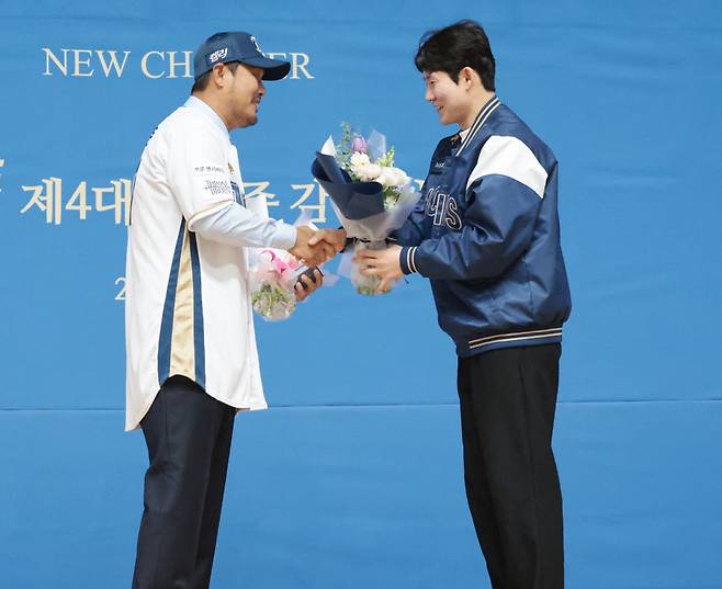 NC다이노스 지휘봉을 잡은 이호준 감독(왼쪽)이 31일 오후 경남 창원시 마산회원구 마산종합운동장 올림픽기념관공연장에서 열린 취임식에서 선수단 대표 박민우 선수와 악수하고 있다. 연합뉴스