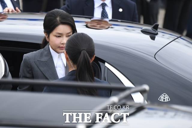 더불어민주당은 31일 윤석열 대통령과 명태균 씨 사이 통화내용을 입수해 직접 공개했다. 녹취에는 윤 대통령 배우자 김 여사가 지칭하는 '오빠'가 윤 대통령이고, 윤 대통령이 '김영선 전 국민의힘 의원 창원의창에 공천하라'는 내용을 윤상현 당시 공천관리위원장에게 전달한 정황도 담겨있다. /장윤석 기자