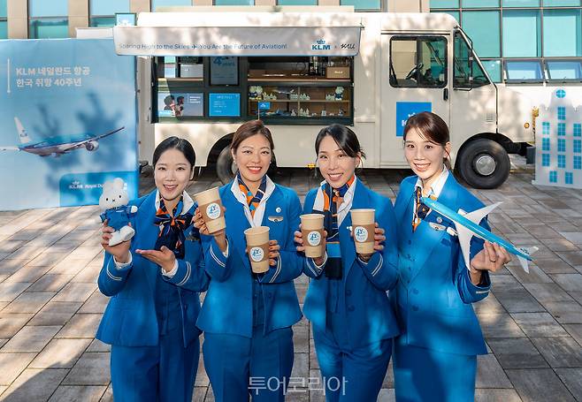 30일 오후 경기도 고양시 한국항공대에서 승무원들이 'KLM&nbsp;네덜란드 항공 한국 취항&nbsp;40주년 기념 커피차 이벤트'를 알리고 있다.