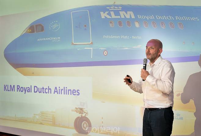 30일 오후 경기도 고양시 한국항공대에서 보리스 다쏘 에어프랑스-KLM&nbsp;한국·일본·뉴칼레도니아 지역 사장이&nbsp;KLM&nbsp;한국 취항&nbsp;40주년을 기념해 특별 강연을 하고 있다.