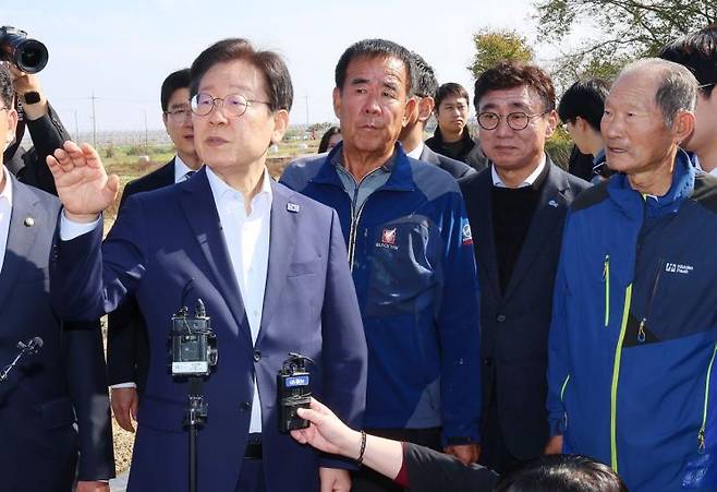 이재명 더불어민주당 대표가 31일 오전 북한의 대남방송으로 소음 피해를 보고 있는 인천 강화군 송해면 당산리마을을 방문, 마을 주민으로부터 소음 피해 상황을 듣고 있다. [이미지출처=연합뉴스]