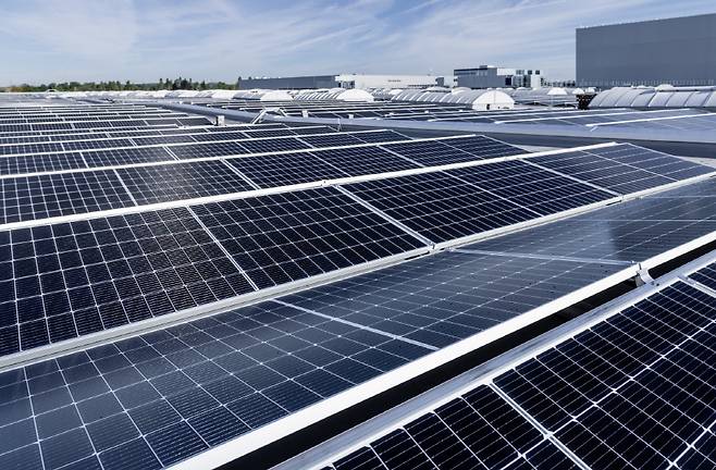 메르세데스-벤츠 팩토리 56 옥상에 설치된 태양광 발전 설비