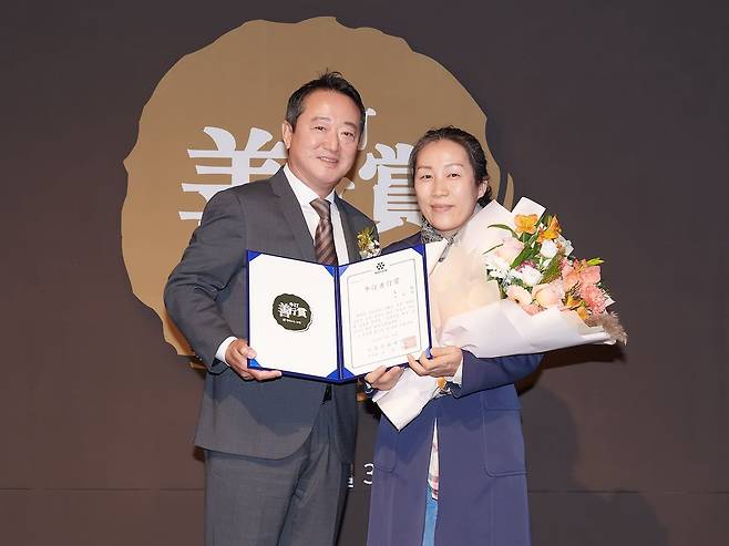 30일 우정선행상 시상식에서 이웅열(왼쪽) 코오롱 명예회장과 대상 수상자 김선자씨가 기념촬영하는 모습. /코오롱그룹