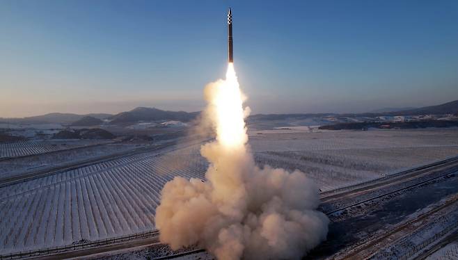 북한의 고체연료 대륙간탄도미사일(ICBM) '화성-18형'. /뉴스1