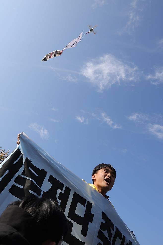 31일 경기도 파주시 임진각 국립 6·25전쟁 납북자기념관에서 대북 전단 살포를 반대하는 시민단체가 납북자가족모임이 띄운 드론 아래에서 전단 살포 시도를 규탄하고 있다. /연합뉴스
