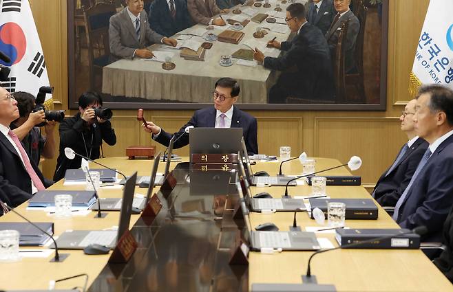 이창용 한국은행 총재가 지난 11일 서울 중구 한국은행에서 열린 금융통화위원회 통화정책방향 회의를 주재하고 있다. /뉴스1