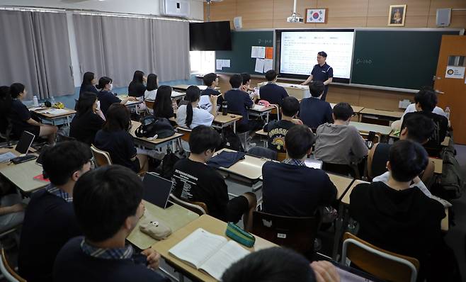 고등학교 교실에서 학생들이 수업을 듣고 있다. /뉴스1