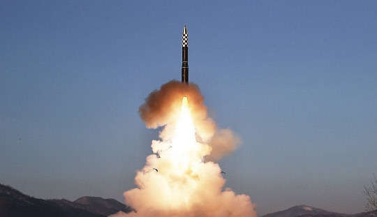 북한의 대륙간탄도미사일(ICBM) 화성-18형 발사 장면. 연합뉴스