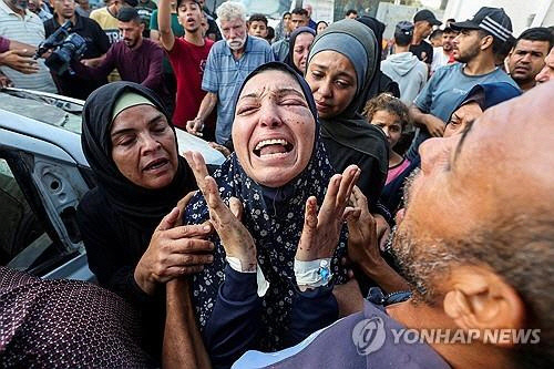 이스라엘 공습으로 손자를 잃어버린 할머니의 고통. [로이터=연합뉴스]