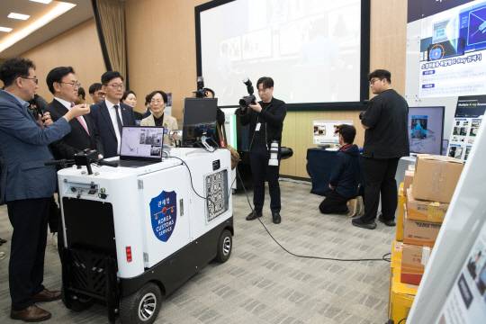 유상임 과기정통부 장관과 고광효 관세청장이 31일 서울 한국과학기술회관에서 '세관 통관 물품 3차원 방사선 복합 탐지 장비 개발' 설명을 듣고 있다. 과기정통부 제공