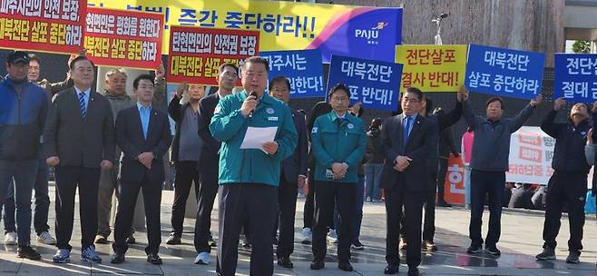 31일 오전 경기 파주시 국립 6.25전쟁납북자기념관 앞에서 대북전단 살포 관련해 입장문을 발표하고 있는 김경일 파주시장. /사진=노진균 기자