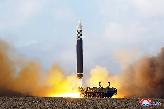 북한 대륙간탄도미사일(ICBM) 발사 모습. 조선중앙통신 연합뉴스