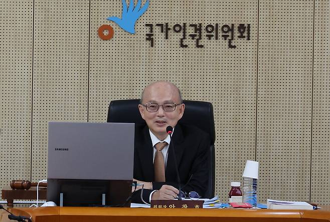 지난 28일 서울 중구 국가인권위 전원회의실에서 인권위 전원위원회가 열려 안창호 위원장이 발언하고 있다. 신소영 기자 viator@hani.co.kr