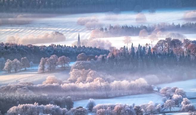 올해의 기상사진 2위 ‘하얀 서리 천국’. Andy Gray/Standard Chartered Weather Photographer of the Year 2024