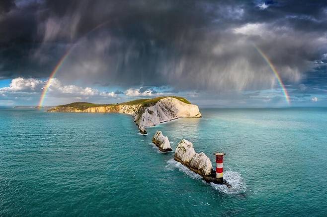 올해의 기상 사진 3위 ‘니들스의 저녁 샤워\'. Jamie Russell/Standard Chartered Weather Photographer of the Year 2024