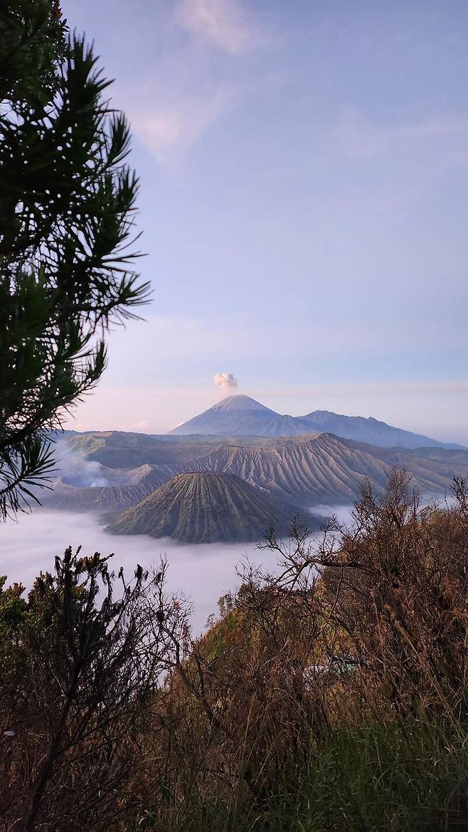 스마트폰 부문 1위 ‘연기 나는 화산\'. Nur Syaireen Natasya Binti Azaharin/Standard Chartered Weather Photographer of the Year 2024