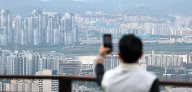 27일 서울 용산구 남산에서 바라본 시내 아파트. 뉴시스