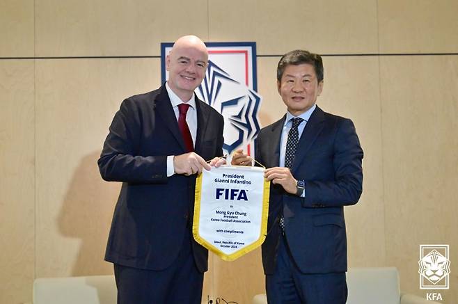 28일 축구회관에서 페넌트를 교환하고 있는 인판티노 FIFA 회장과 정몽규 대한축구협회장. 사진=대한축구협회