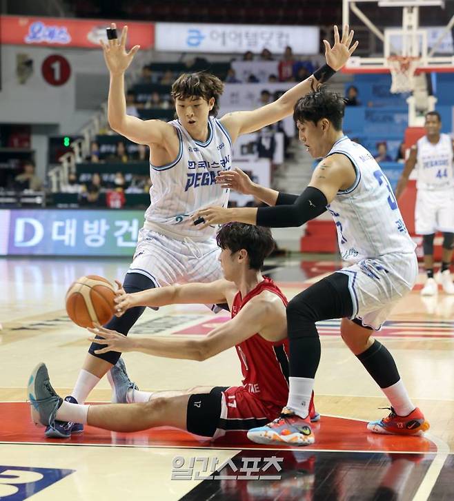 2024~2025시즌 KCC 프로농구 안양 정관장과 대구 한국가스공사의 경기가 30일 오후 안양 정관장아레나에서 열렸다. 정관장 김경원이 한국가스공사 에 앞서 공을 패스하고있다. 안양=정시종 기자 capa@edaily.co.kr /2024.10.30.