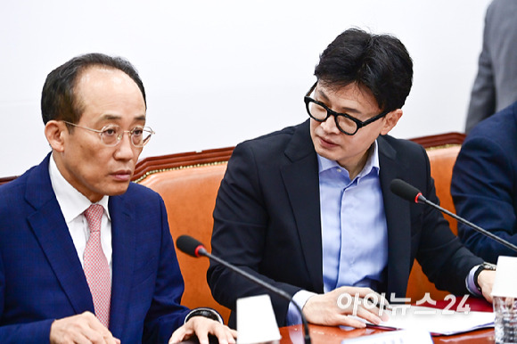 국민의힘 한동훈 대표와 추경호 원내대표가 31일 오전 서울 여의도 국회에서 열린 최고위원회의에서 대화를 나누고 있다. [사진=곽영래 기자]