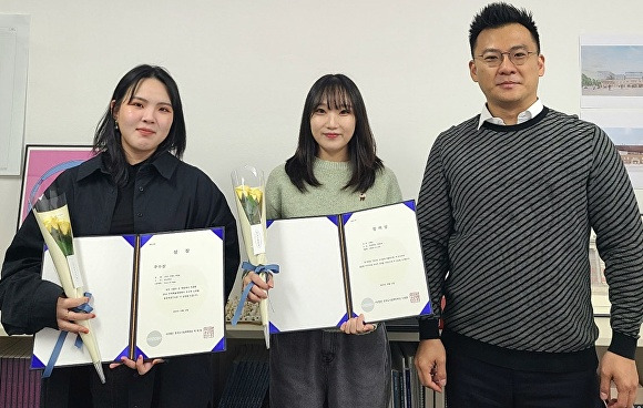 왼쪽부터 신민지 학생, 한혜인 학생, 백한열 교수[사진=한남대]