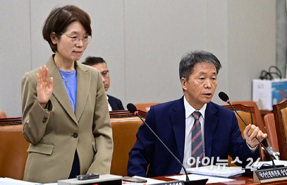 김용원 국가인권위원회 상임위원이 31일 오전 서울 여의도 국회에서 열린 운영위원회의 국가인권위원회, 국회사무처 등에 대한 종합 국정감사에서 단체 증인선서를 거부하고 있다. [사진=곽영래 기자]