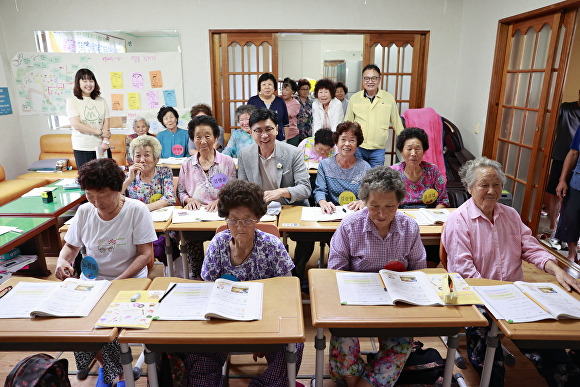 김철우 보성군수(두번째 줄 가운데)가 어르신들과 기념촬영을 하고 있다. [사진=보성군]