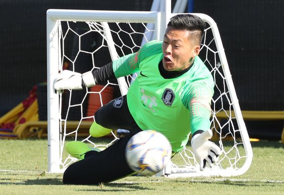 축구대표팀 멤버로 활약하던 시절 훈련하는 구성윤. 연합뉴스